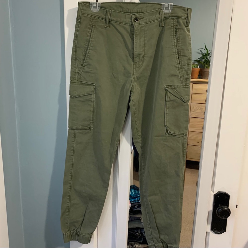 levi’s green cargo pants
